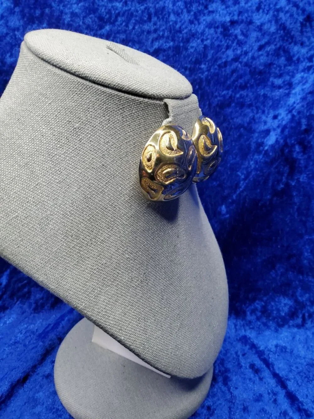 vintage 1980s gold tone shield/dome clip on earrings